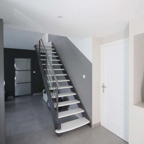 escalier épuré gris et blanc- niche déco- porte vitrage dépoli