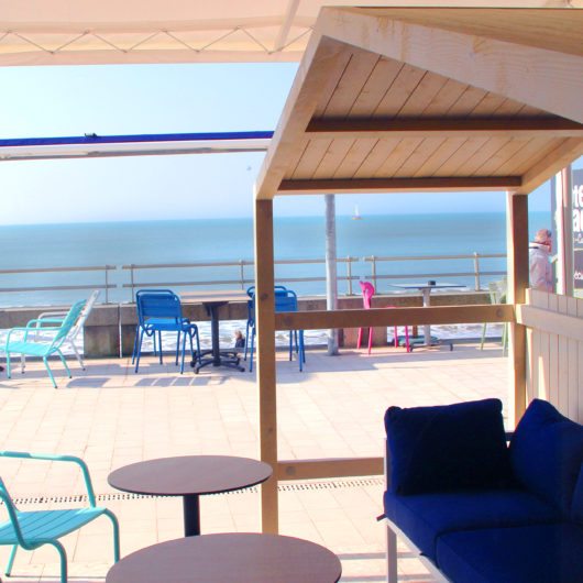 terrasse aménagée bord de mer crêperie St Gilles